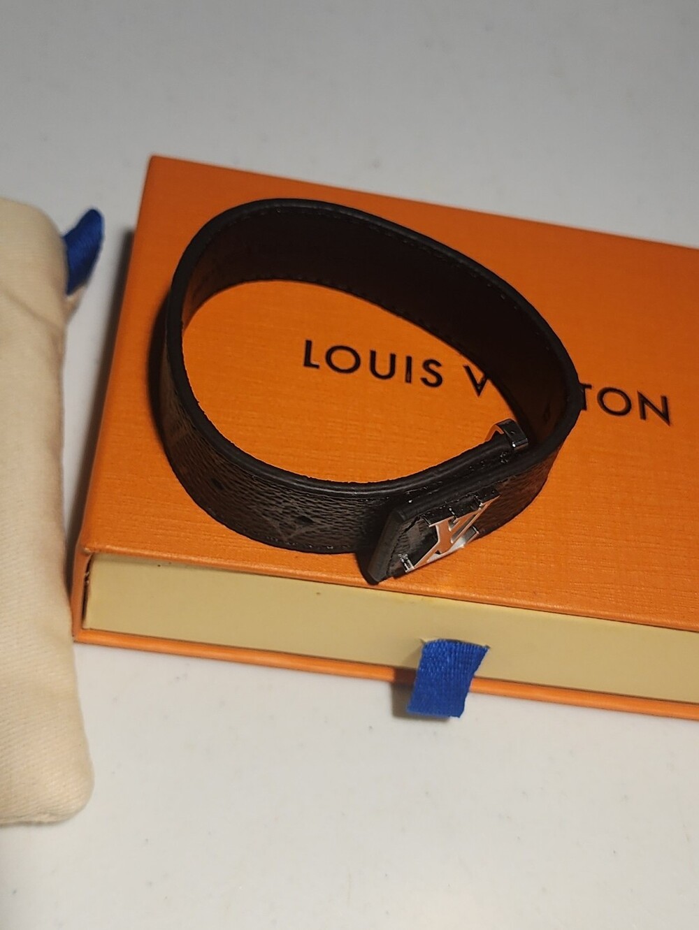 Louis Vuitton Black Leather LV Logo slim Bracelet - Picture 9 of 9